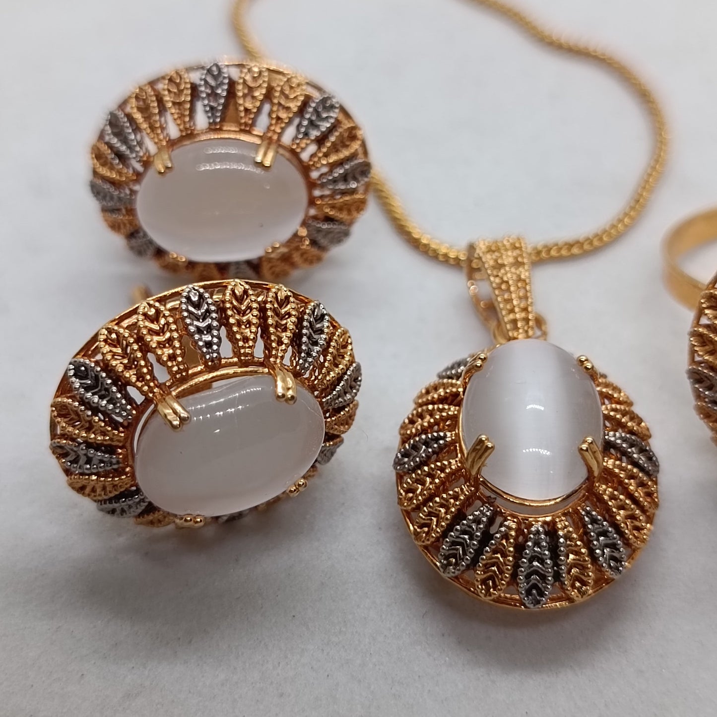 Cat eye stone locket set/1187
