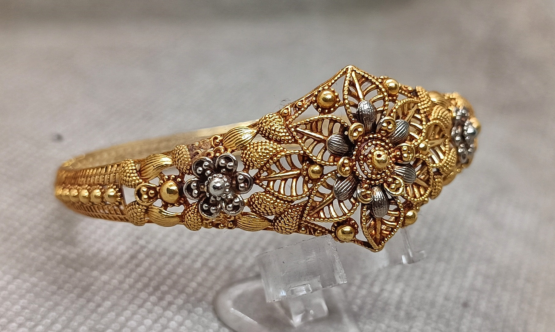 Traditional kara045