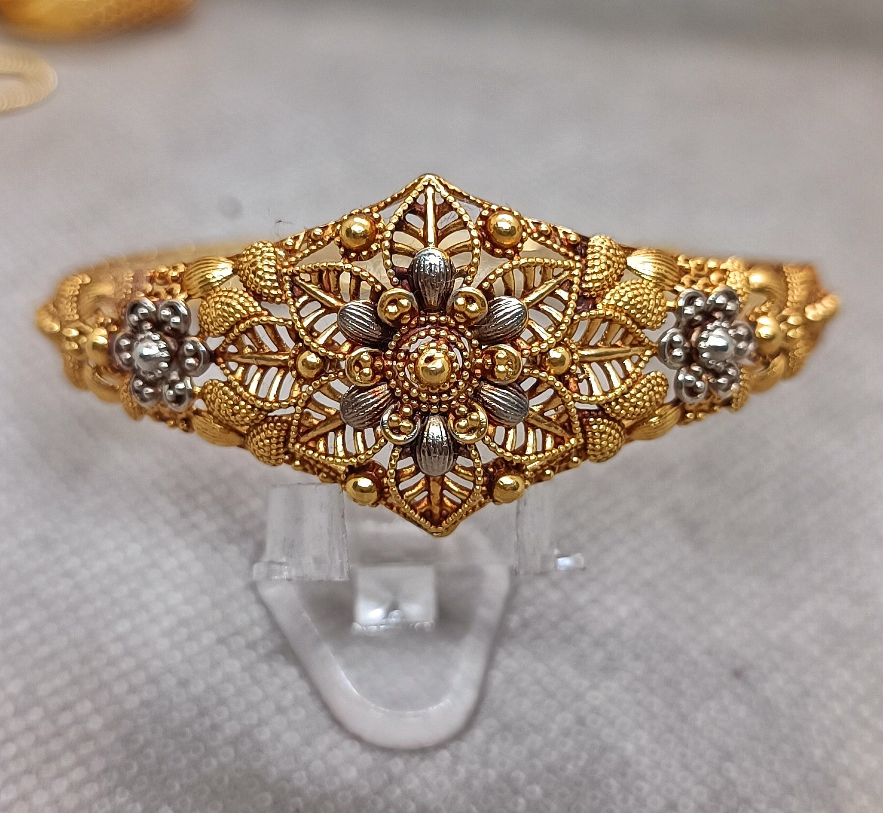 Traditional kara045