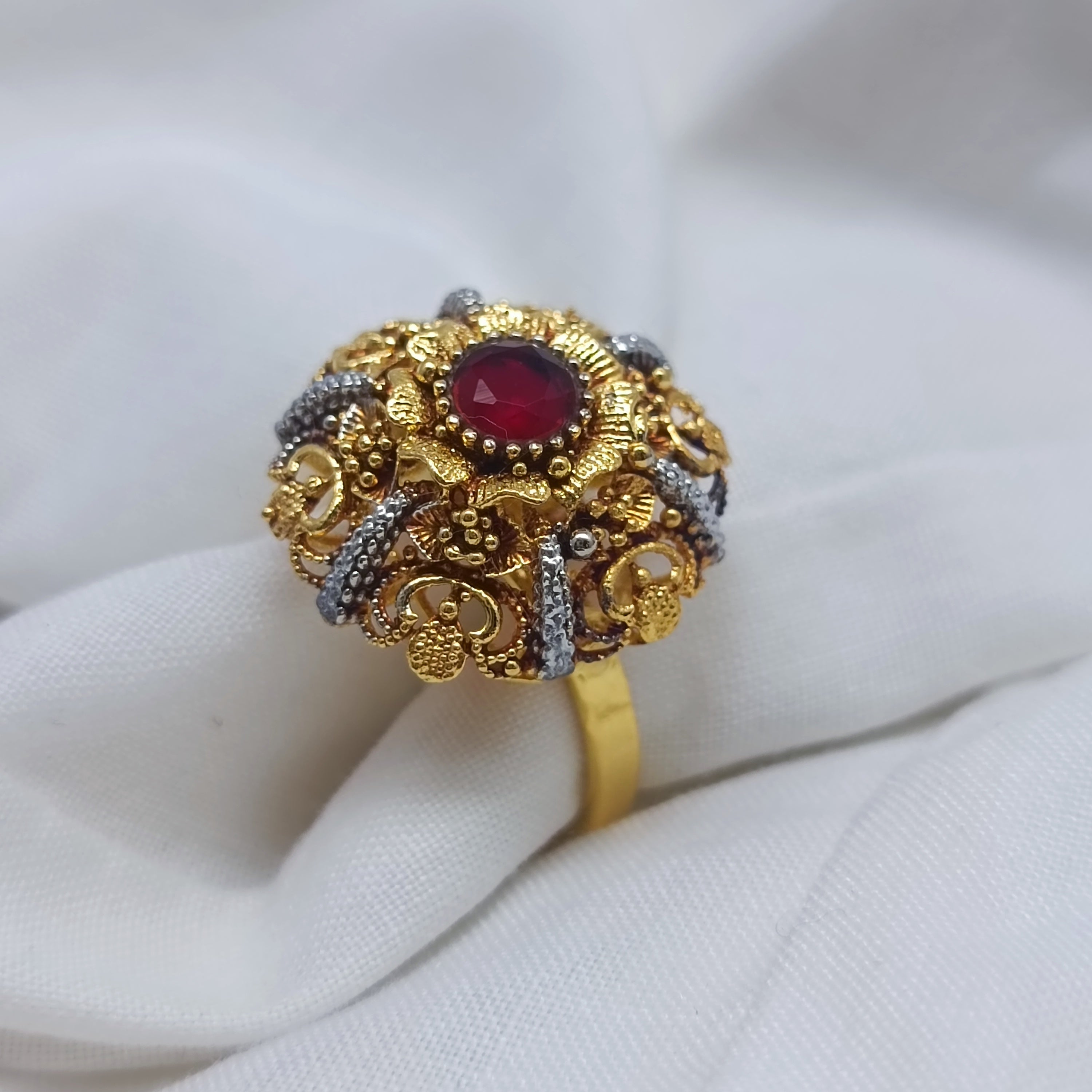 Traditional ring with red chetam stone/uk22
