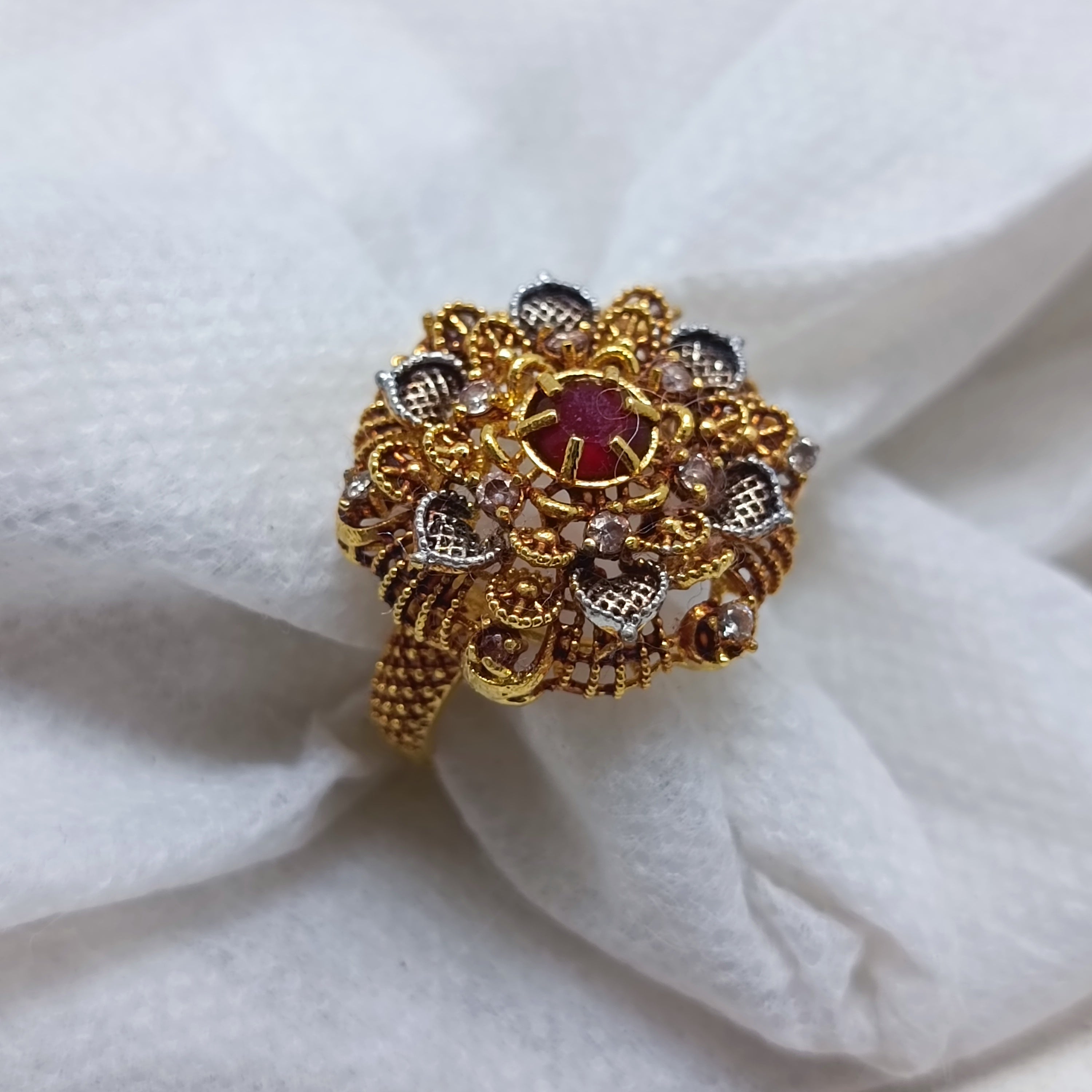 Beautiful traditional ring/uk36