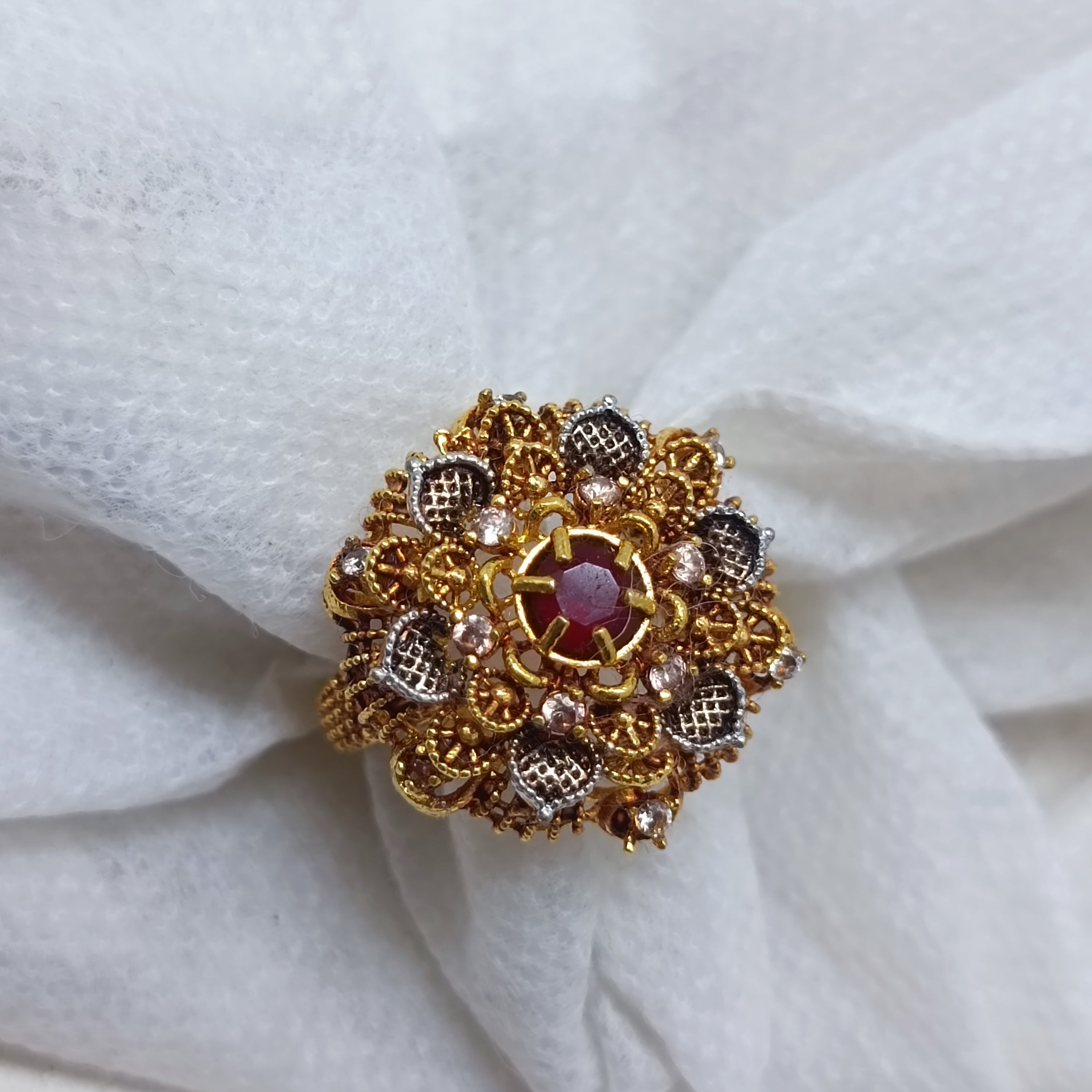 Beautiful traditional ring/uk36