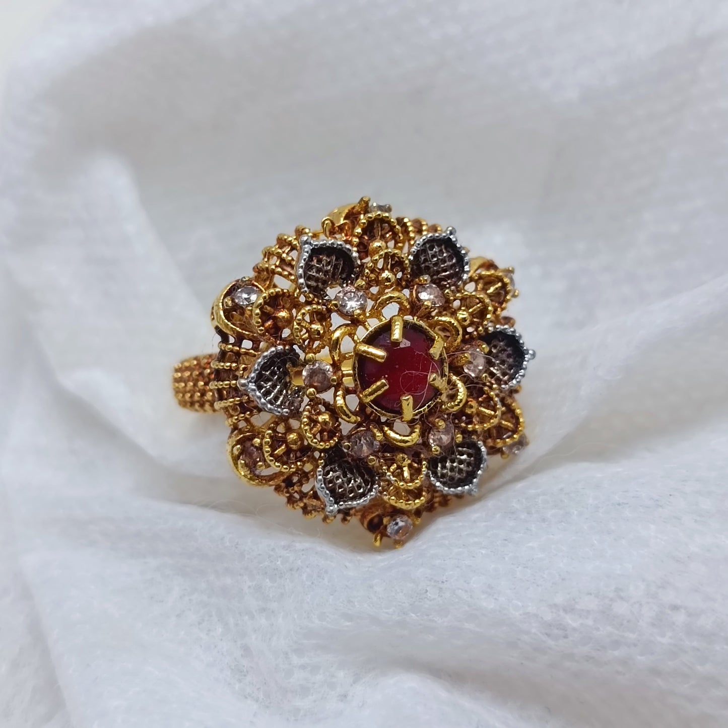 Beautiful traditional ring/uk36