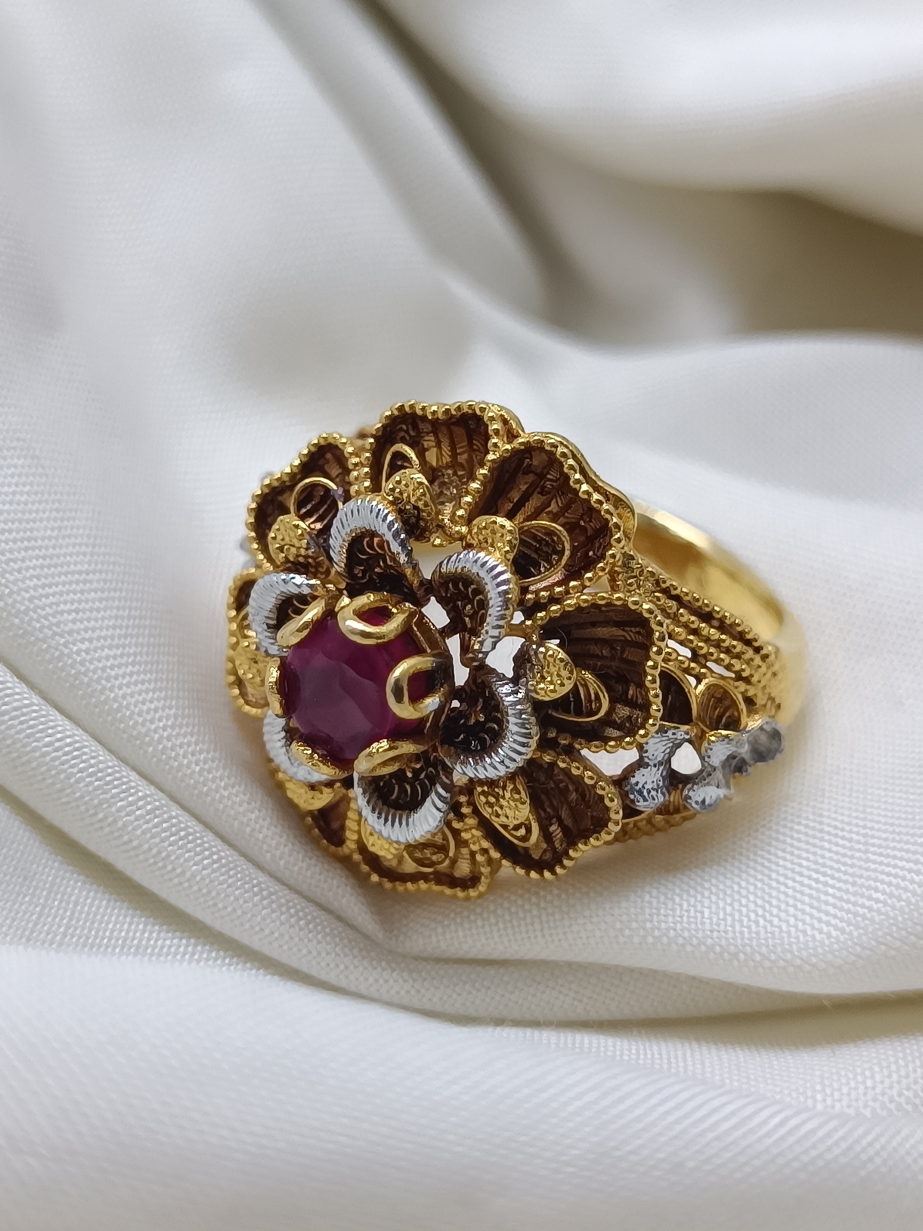 Luxurious gold style ring/uk10