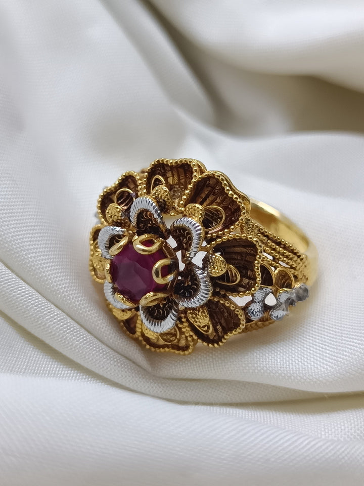 Luxurious gold style ring/uk10