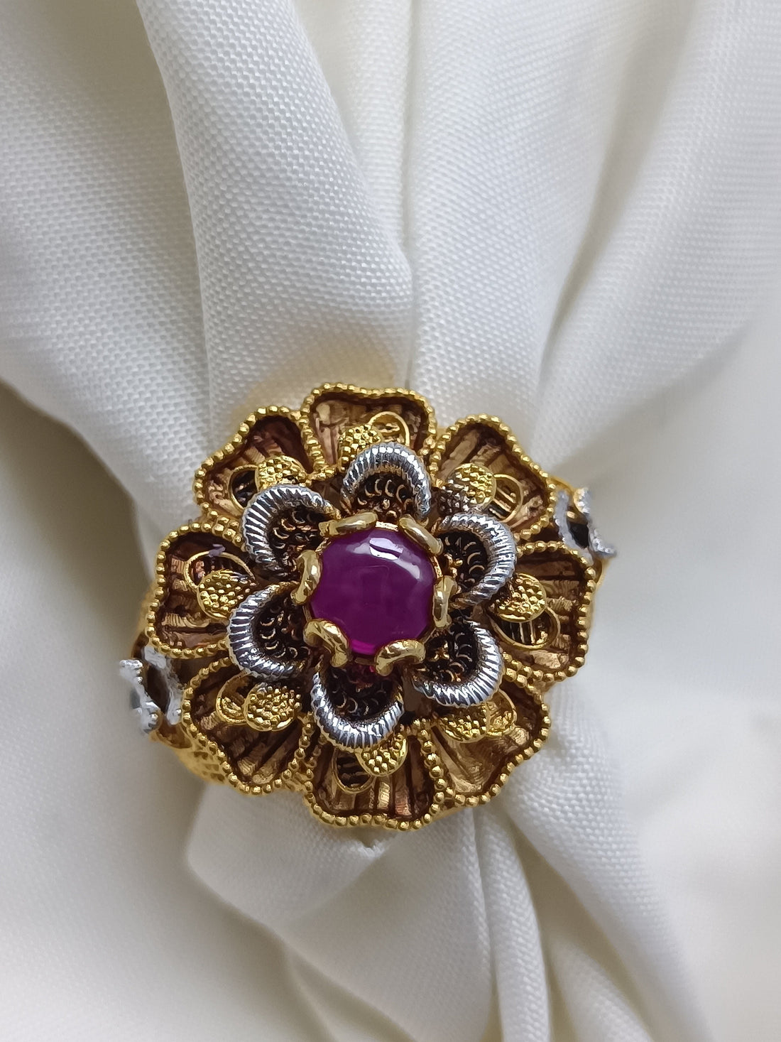 Luxurious gold style ring/uk10