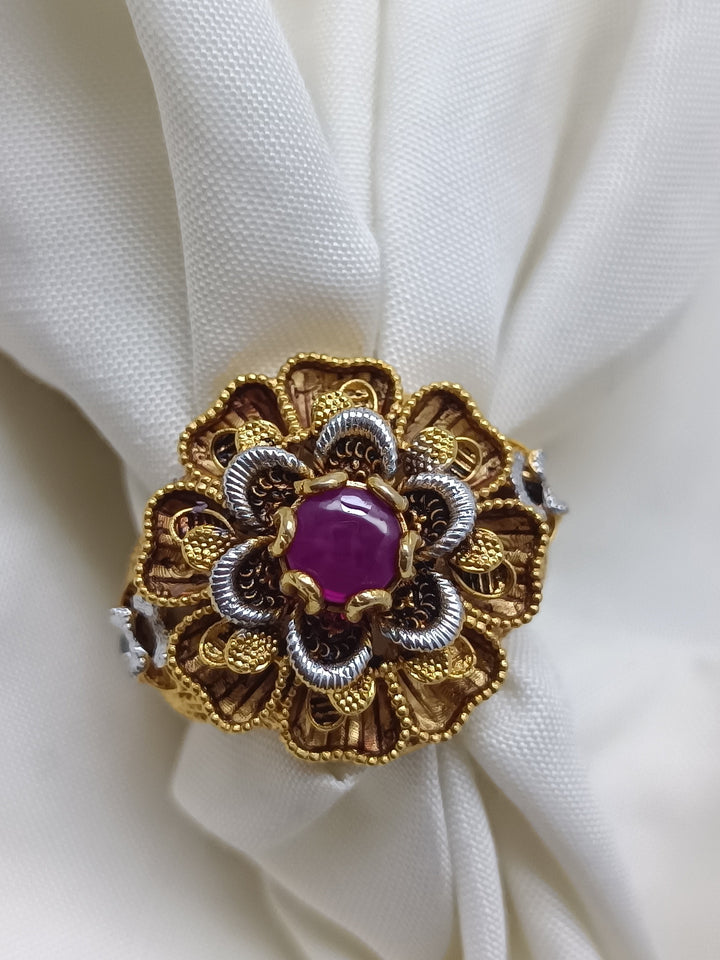 Luxurious gold style ring/uk10