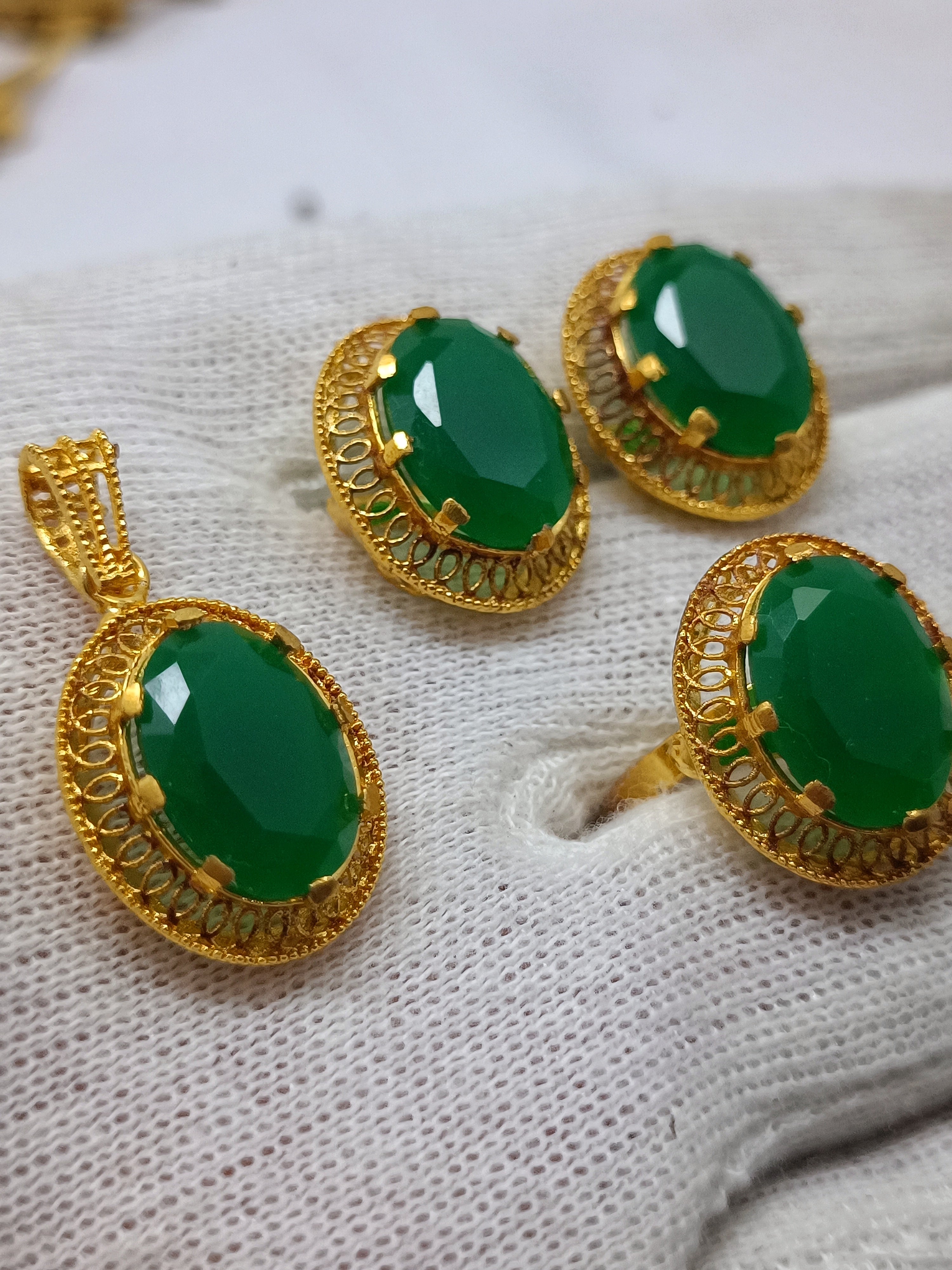 locket set  emrald