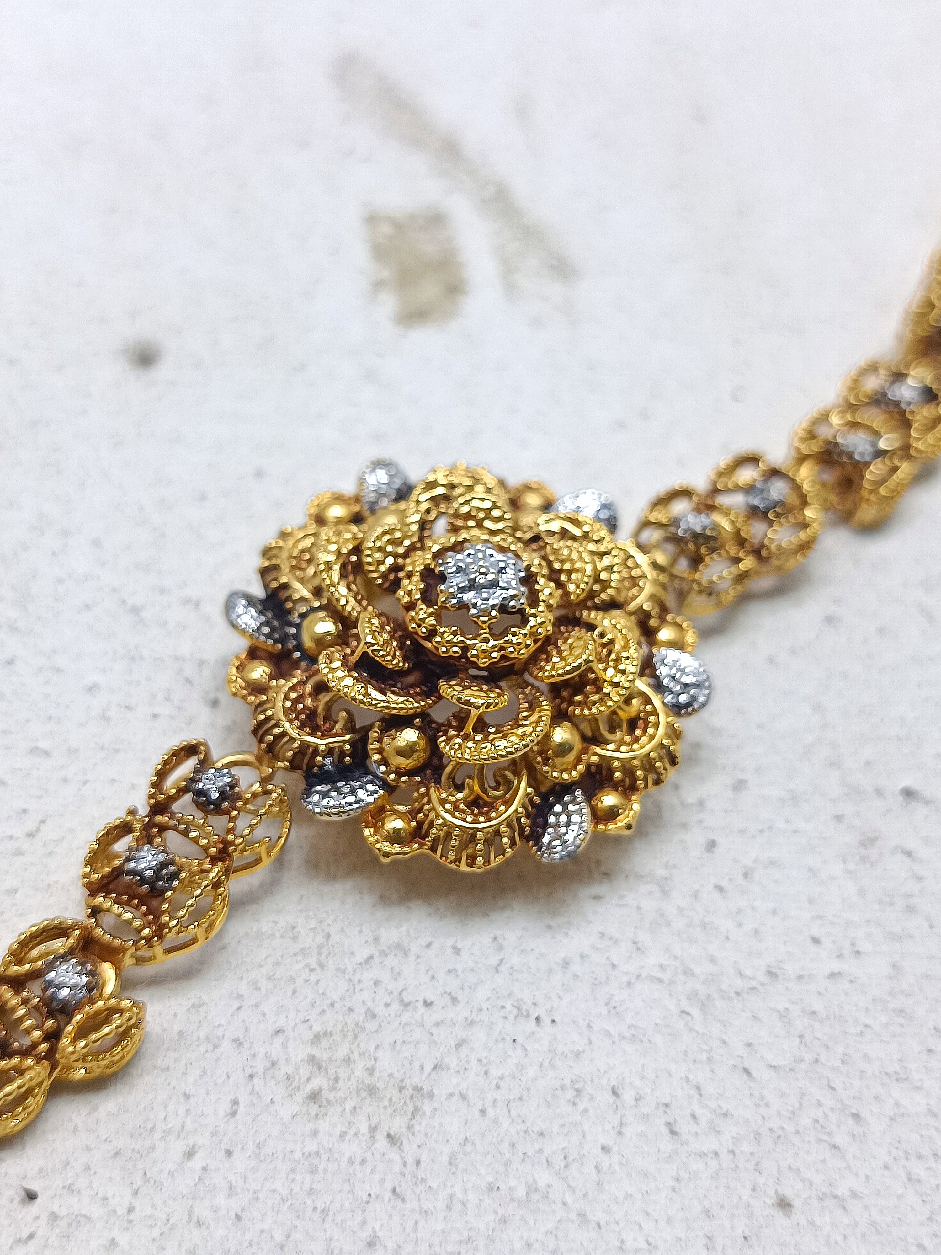 Beautiful flower bareclet