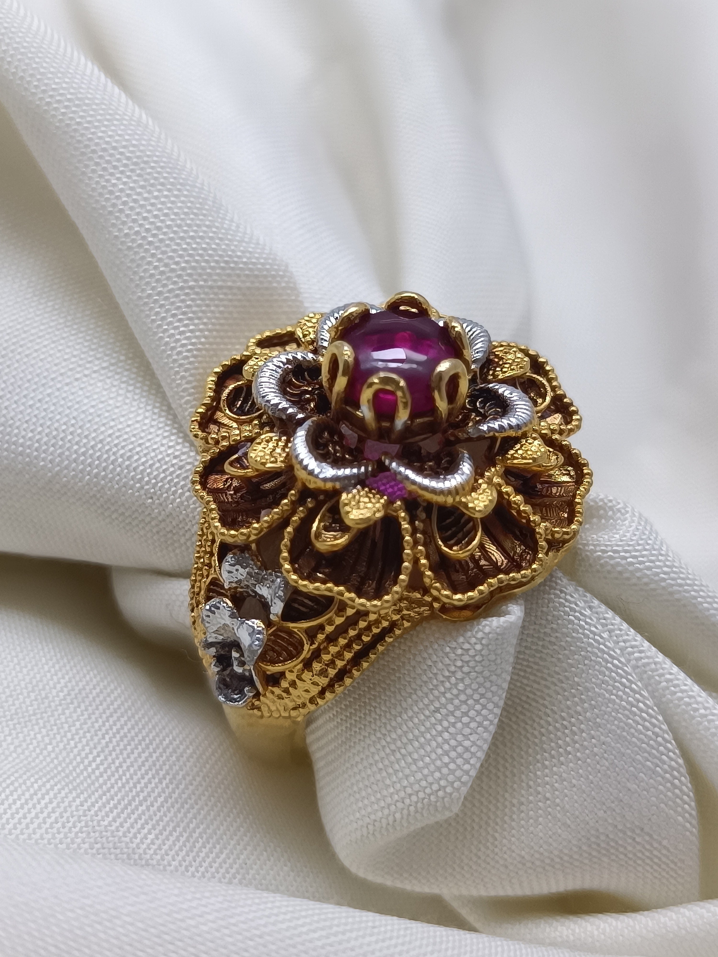 Luxurious gold style ring/uk10